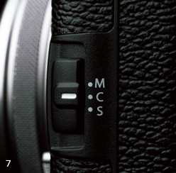 FUJIFILM X100T : 7. La palanca de cambio del modo de enfoque con acciones más positivas se mueve entre AF y MF con un solo toque.