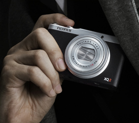 FUJIFILM XQ2 : La compacta perfecta. Una cámara que integra la perfección de la serie X en un cuerpo extraordinariamente pequeño.