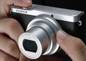 FUJIFILM XQ2 : El objetivo Fujinon con una abertura luminosa de F1.8 produce imágenes asombrosas con poca luz