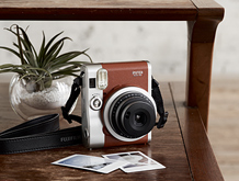 Instax mini 90: diseñada con un aspecto clásico